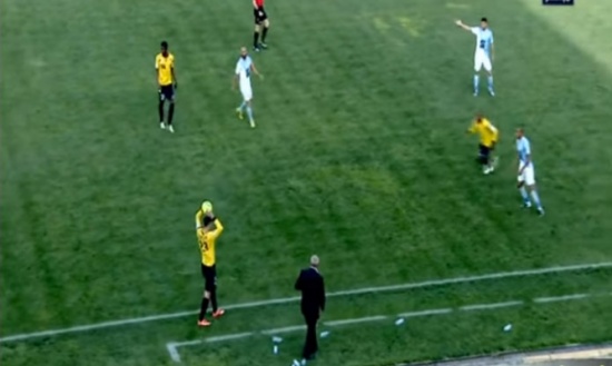 بالفيديو: لحظة سقوط مدرب الحسين " الترك " خلال مباراة فريقه مع الفيصلي