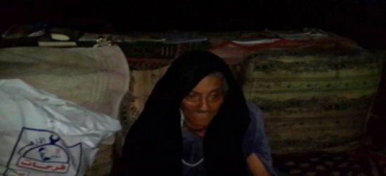 عجوز طردها ابنها في الشارع فأصبحت فريسة للبلطجية عجوز طردها ابنها في الشارع فأصبحت فريسة للبلطجية