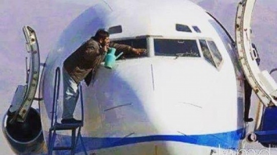 إيران تتغنى بإرسال أقمار للفضاء وتعجز عن غسل زجاج طائرة