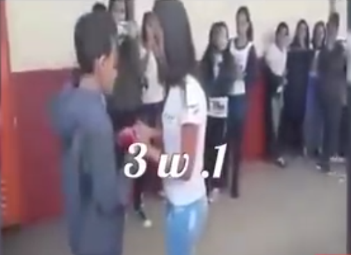فيديو| طالب قدّم خاتم الزواج لحبيبته في المدرسة أمام الطلبة .. وهكذا كان ردّ المدير! فيديو| طالب قدّم خاتم الزواج لحبيبته في المدرسة أمام الطلبة .. وهكذا كان ردّ المدير!