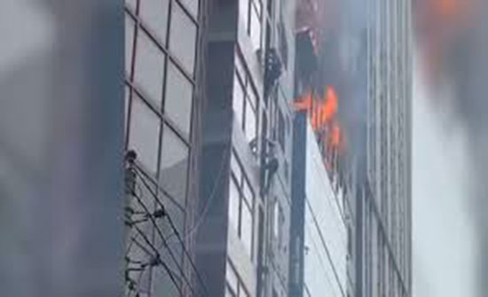 بالفيديو : بنغلاديش.. مصرع 5 أشخاص قفزوا من نوافذ مبنى محترق