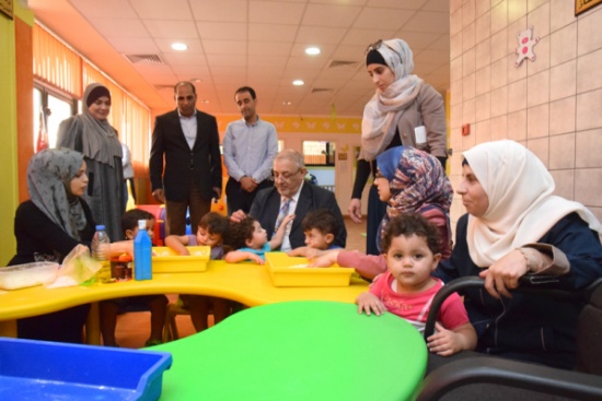 الدكتور بني هاني يطلع على نشاطات أطفال الحضانة الأكاديمية النموذجية في الجامعة الهاشمية الدكتور بني هاني يطلع على نشاطات أطفال الحضانة الأكاديمية النموذجية في الجامعة الهاشمية