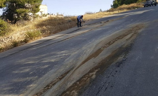 "سير" عجلون يزيل خطر انسكاب مادة بنزين على احدى الطرق "سير" عجلون يزيل خطر انسكاب مادة بنزين على احدى الطرق