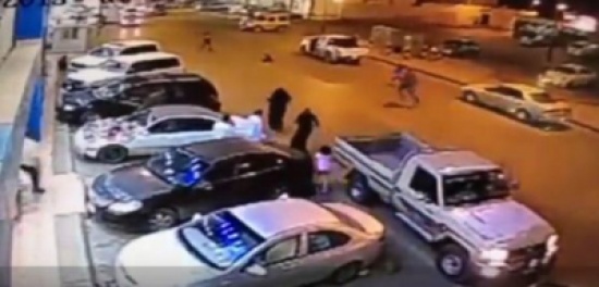 شاهد.. سيارة تدهس طفلاً أمام والدته