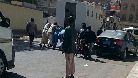 بالصور تعطلت سيارة نقل السجناء فترجلوا لدفعها ! بالصور تعطلت سيارة نقل السجناء فترجلوا لدفعها !