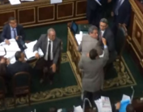 بالفيديو: نائب مصري يضرب توفيق عكاشة بالحذاء بالفيديو: نائب مصري يضرب توفيق عكاشة بالحذاء
