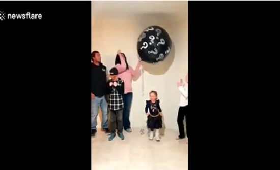 نوبة بكاء لطفل علم أنه والدته ستُرزق بصبي (فيديو) نوبة بكاء لطفل علم أنه والدته ستُرزق بصبي (فيديو)