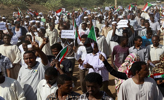 بيان لمنظمي الاحتجاجات بالسودان يوضح مطالبهم (شاهد) بيان لمنظمي الاحتجاجات بالسودان يوضح مطالبهم (شاهد)