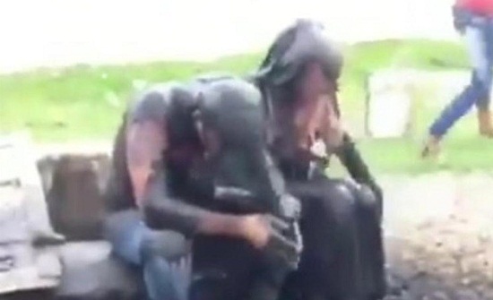 بالصور: قبضوا عليهما بالجرم المشهود.. فعوقبا عقاباً قاسياً بالصور: قبضوا عليهما بالجرم المشهود.. فعوقبا عقاباً قاسياً