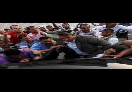 بالصورة: أحرار مصر يستقبلون الناصريين العائدين من دمشق بالأحذية بالصورة: أحرار مصر يستقبلون الناصريين العائدين من دمشق بالأحذية