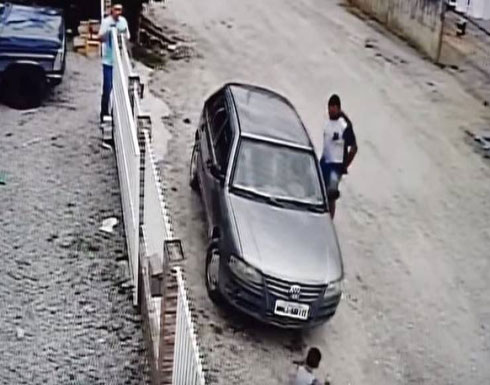 فيديو صادم لطفل كاد أن يُطحن بعجلات السيارة ونجا بأعجوبة!