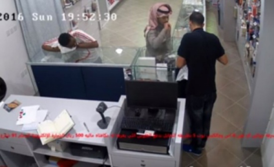 فيديو:شاب يحتال على بائع