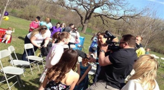 المئات يحضرون عيد ميلاد طفلة معاقة خذلتها صديقاتها