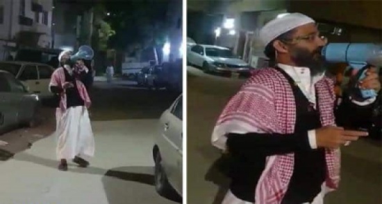 شاهد: شخص يتجول داخل حارة يستخدم مكبر صوت لإيقاظ النائمين لـ صلاة الفجر!