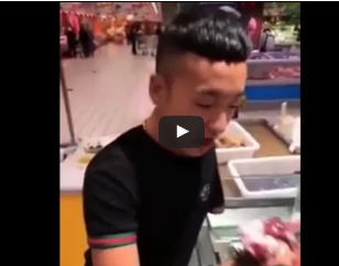 شاهد.. صيني يأكل ضفدعا حيا