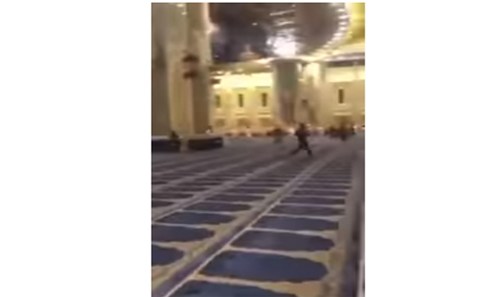 ​ بالفيديو: لحظة فتح مسجد بالكويت أبوابه وتسابق المصلين على الصف الأول