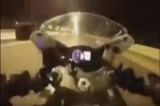 بالفيديو: قائد دراجة نارية يوثق تعرضه لحادث مروع