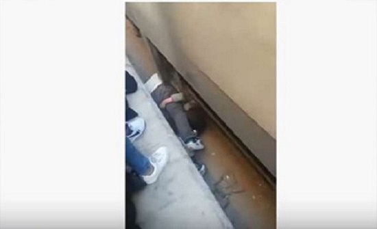 منقذ ابنته من تحت عجلات القطار يكذب «النقل» وينفى تسببه في الحادث منقذ ابنته من تحت عجلات القطار يكذب «النقل» وينفى تسببه في الحادث