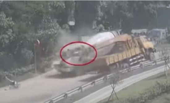 بالفيديو:  رافعة تسحق شاحنة وتشطرها لنصفَيْن!