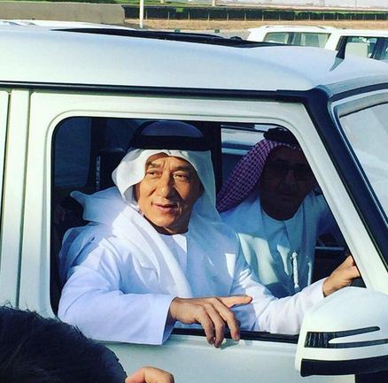 صور: جاكي شان يرتدي الزي الإماراتي في دبي