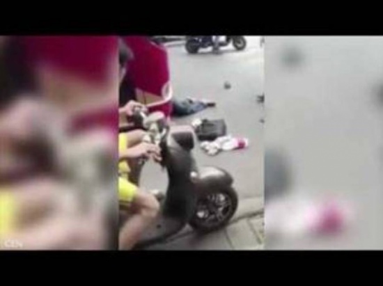 بالفيديو: صيني يلقي بنفسه تحت حافلة ليحصل على تعويض بالفيديو: صيني يلقي بنفسه تحت حافلة ليحصل على تعويض