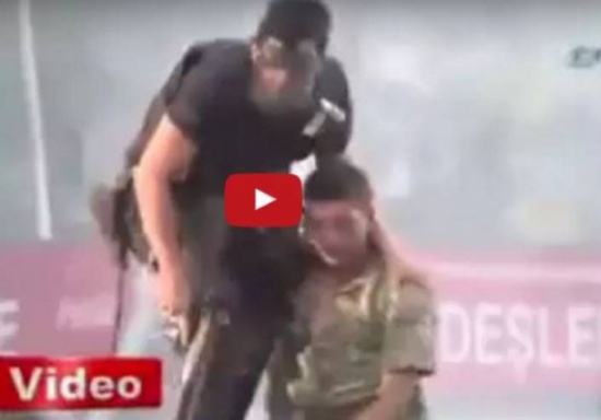 فيديو| رجل أمن تركي يحمي أحد الإنقلابيين بعد الهجوم عليه!