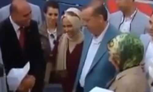 طفل يجبر أردوغان على شرب الشاي في منزله