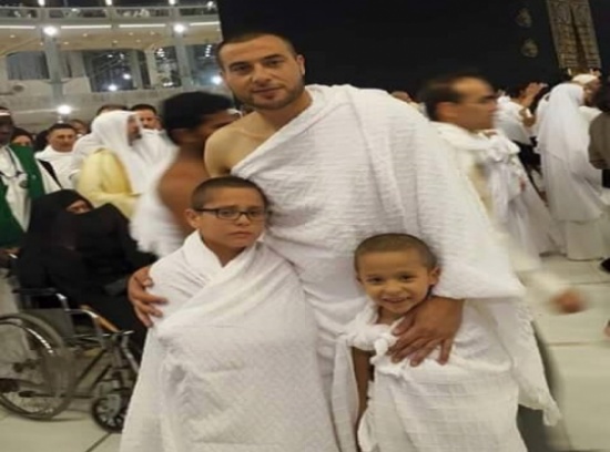 عامر شفيع يؤدي مناسك العمرة مع أسرته عامر شفيع يؤدي مناسك العمرة مع أسرته