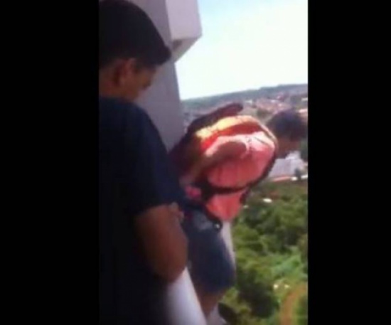 فيديو يحبس الأنفاس.. قفز بالمظلّة من شرفة منزله!