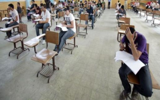 محافظ اربد يتفقد بعض قاعات الثانوية محافظ اربد يتفقد بعض قاعات الثانوية