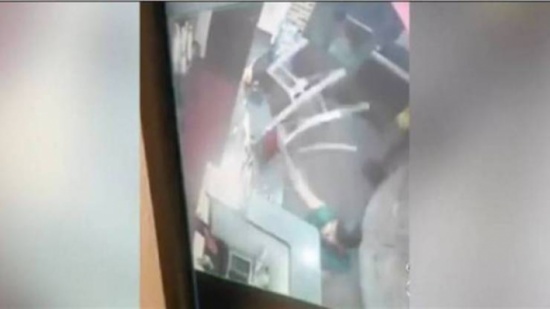 فيديو| لم تعجبه الوجبة... فهدد الموظفة بالقتل!