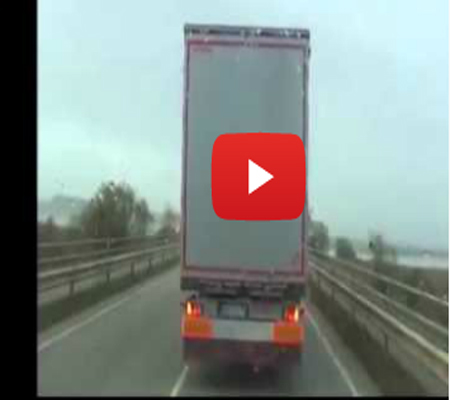 الرياح القوية تتسبب في انقلاب شاحنة ضخمة بألمانيا