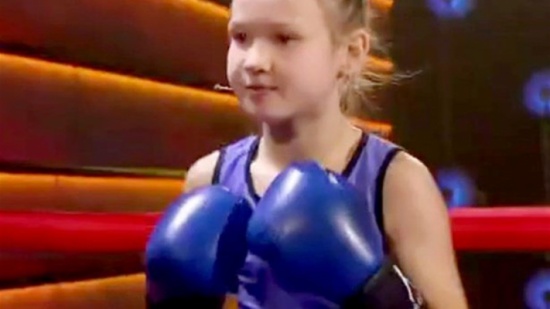 شاهد... طفلة في التاسعة من عمرها تحطّم باب غرفتها بيديها!