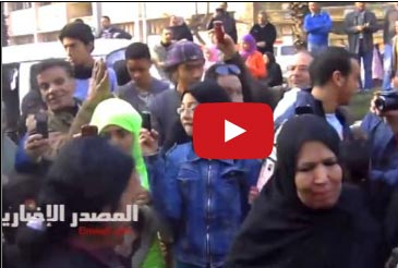 مصرية تخلع الحجاب لترقص به على أنغام تسلم الايادي بعد تصويتها على الدستور