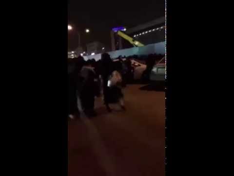متنكر بزي امرأة يثير الرعب في سوق سعودي (فيديو) متنكر بزي امرأة يثير الرعب في سوق سعودي (فيديو)