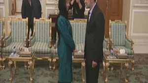 لاريجاني يحرج كاثرين اشتون التي مدت يدها لمصافحته ثم سحبتها