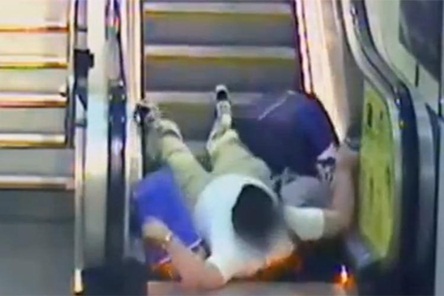 الساقطون على السلالم المتحركة.. مواقف مضحكة ومخجلة