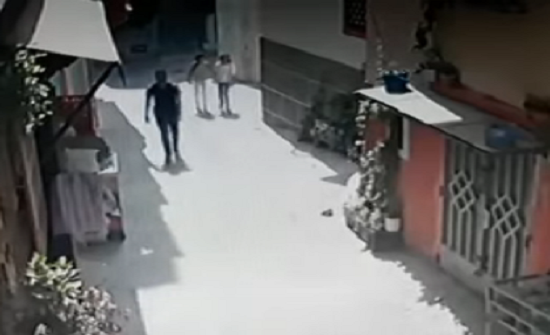 بالفيديو : لص محترف يسرق هاتف فتاة ويلوذ بالفرار