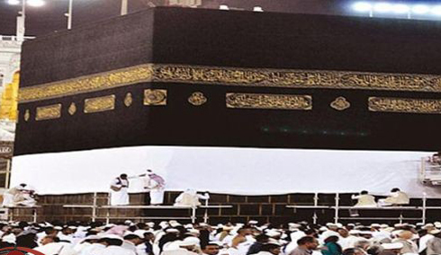 رفع ثوب الكعبة من الجهات الاربع رفع ثوب الكعبة من الجهات الاربع