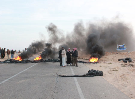 الحويطات يغلقون الطريق الصحراوي احتجاجا على اجتماع المجالي ( تحديث مستمر )