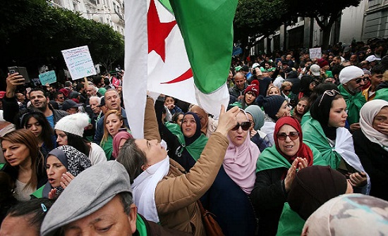 بعد أداء تبون اليمين.. حراك الجزائر يطالب بحرية المعتقلين والصحافة بعد أداء تبون اليمين.. حراك الجزائر يطالب بحرية المعتقلين والصحافة