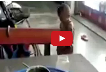 طفل يدخن سيجارة باحترافية الكبار