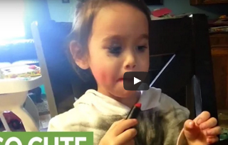 شاهد.. طفلة تستغل غياب والدتها وتضع الماكياج باحتراف