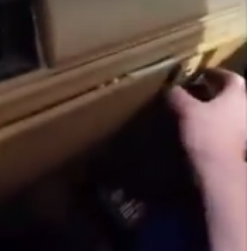 فيديو| اشترى سيارة قديمة.. لكن ما وجده داخلها أدهشه!