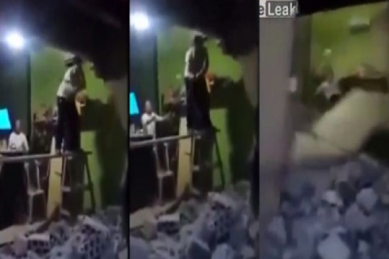 شاهد... جدار ينهار فوق رجل أثناء هدمه
