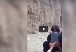 شاهد..  باكستاني يستخدم «المرآة» لإثبات مهارته في التصويب