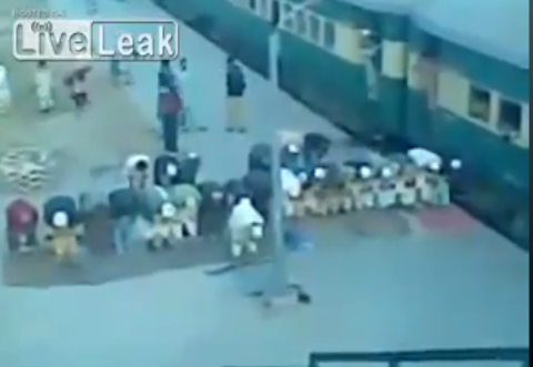 فيديو: مسافرون يقطعون صلاتهم للحاق بالقطار والإمام يتبعهم فيديو: مسافرون يقطعون صلاتهم للحاق بالقطار والإمام يتبعهم