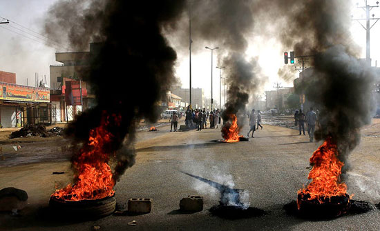ارتفاع عدد قتلى اعتصام السودان لـ30.. والنائب العام يفتح تحقيقاً ارتفاع عدد قتلى اعتصام السودان لـ30.. والنائب العام يفتح تحقيقاً