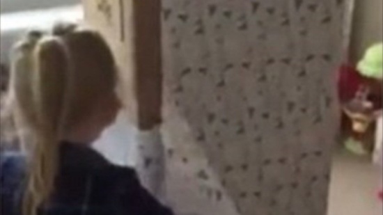 الفيديو - أب يفاجئ طفلته يوم عيد ميلادها ويُقدّم لها أفضل هدية!