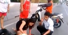 بالفيديو.. حسناء تحاول إنقاذ رجل قطعت حنجرته في حادث مروري مروع